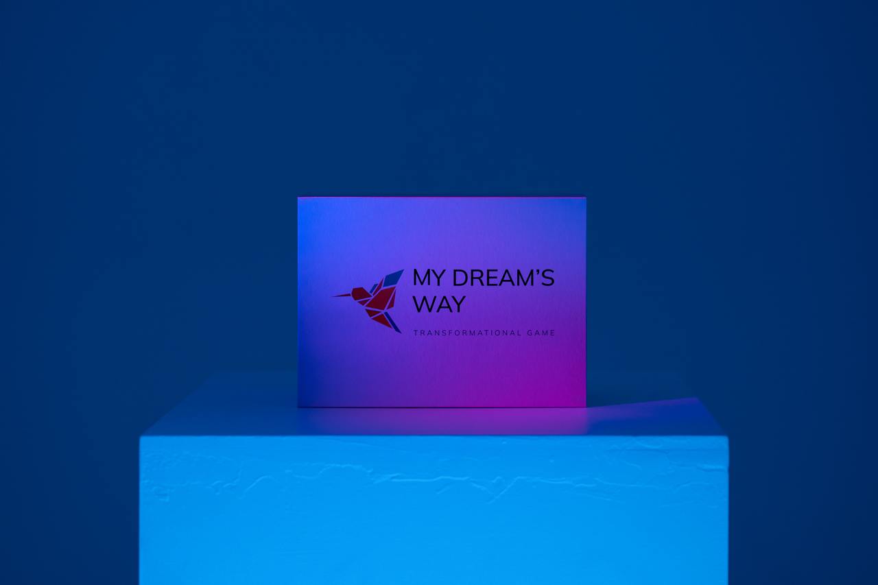 Cutia jocului My Dream's Way în lumină colorată