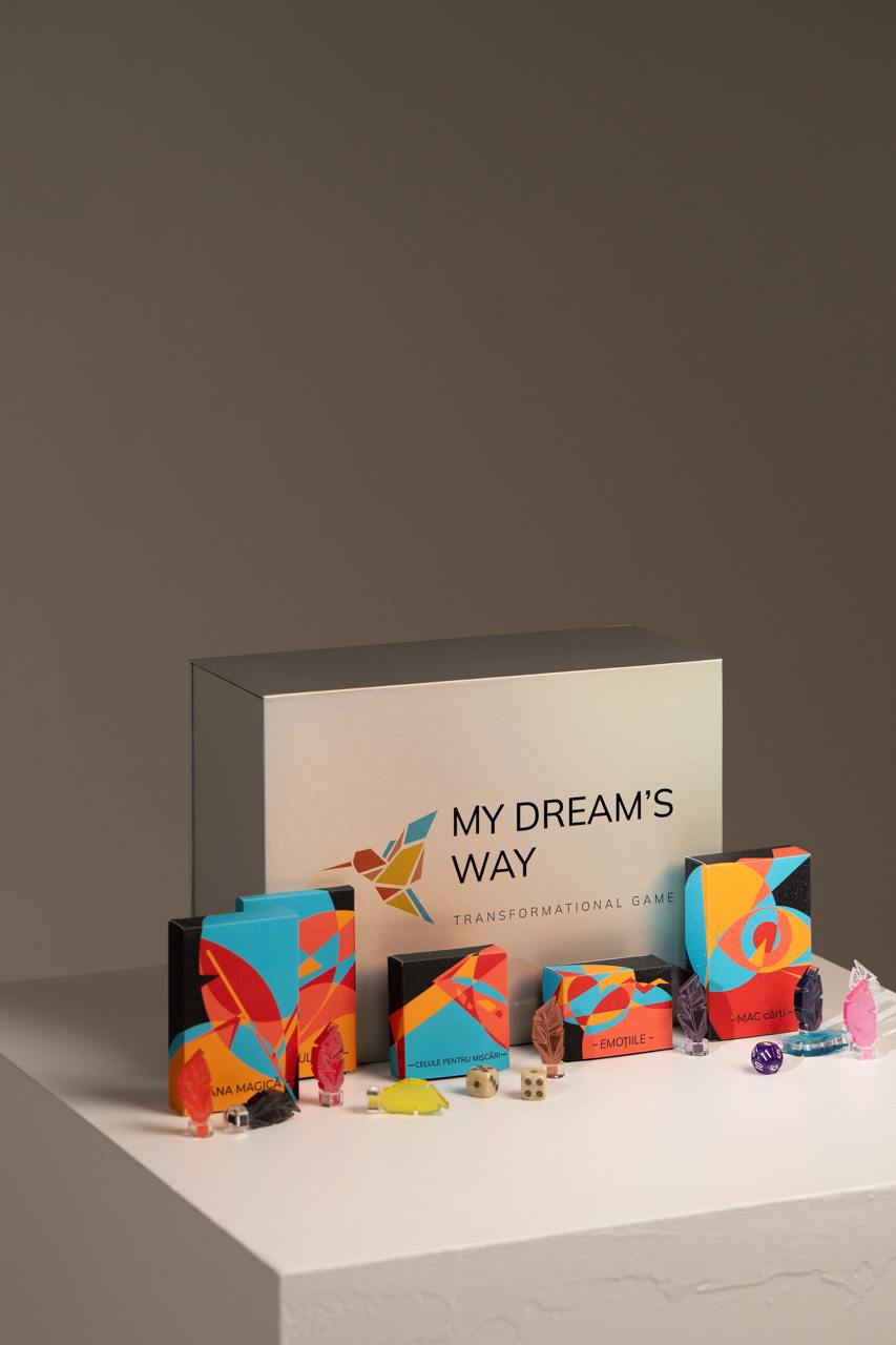 Setul complet al jocului My Dream's Way expus pe un podium